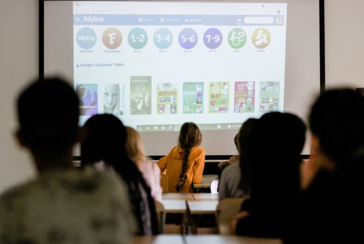 Elever i klassrum polylino